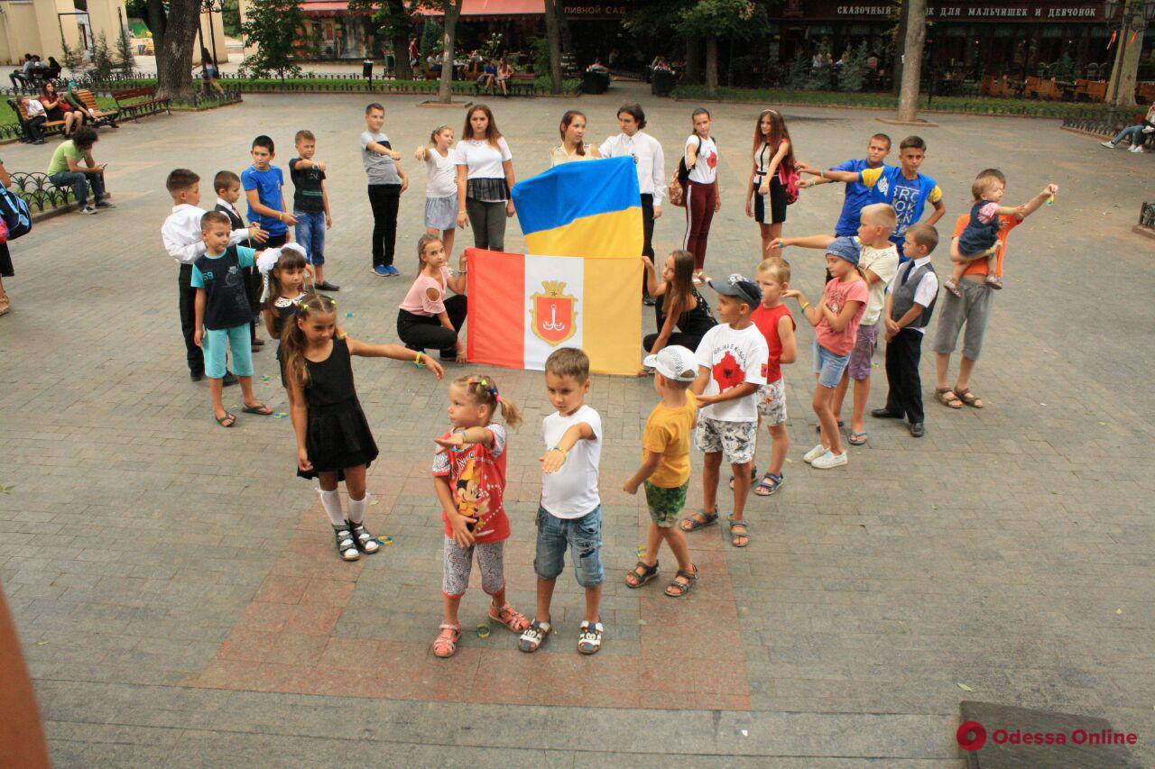 «Поделись теплотой сердца»: в Одессе провели благотворительный флешмоб (фото)