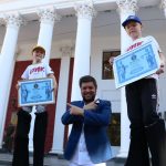 В Одессе юные актеры театра на ходулях попали в Книгу рекордов Украины (фото)