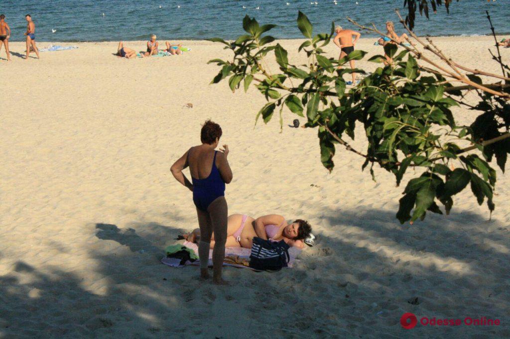 Лето не кончается: одесситы нежатся на пустых пляжах (фоторепортаж)