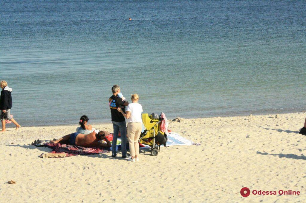 Лето не кончается: одесситы нежатся на пустых пляжах (фоторепортаж)