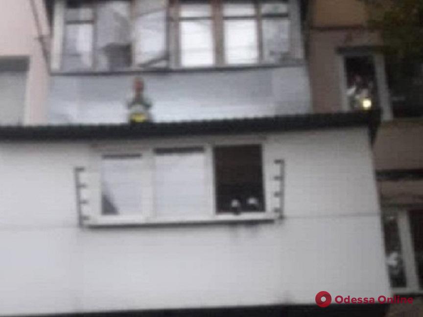 Одесса: маленький мальчик вылез с балкона 3-го этажа – ребенка спасли полицейские