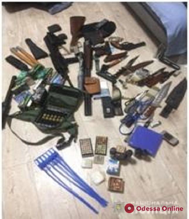 В Одессе у членов преступной группировки «забрали» арсенал оружия и наркотики (фото)