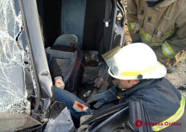 Массовая авария под Одессой: тело погибшего водителя доставали спасатели (фото, обновлено)