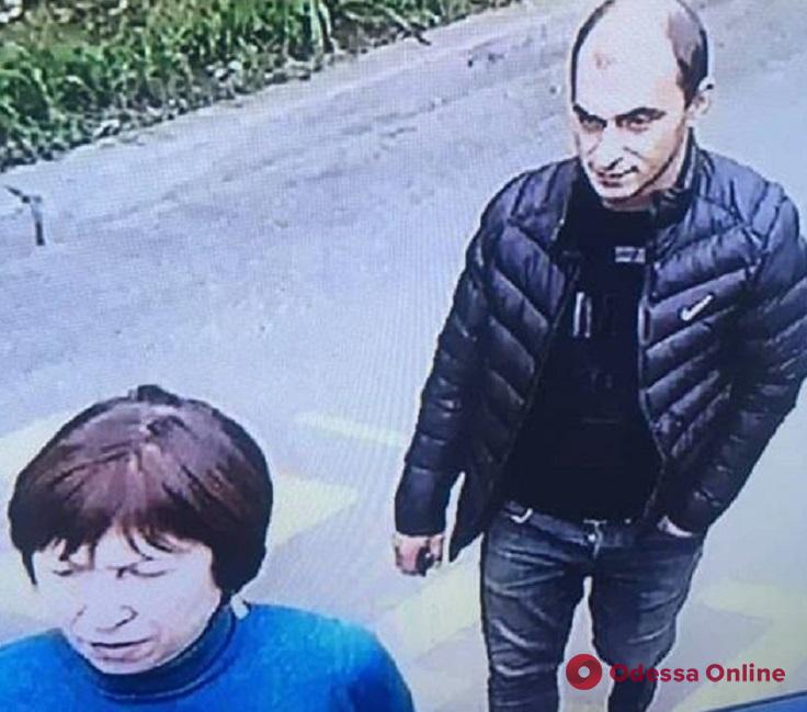В центре Одессы мужчина ограбил ломбард