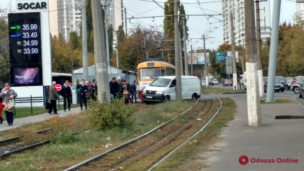 В Одессе трамвай №13 прижал микроавтобус к столбу