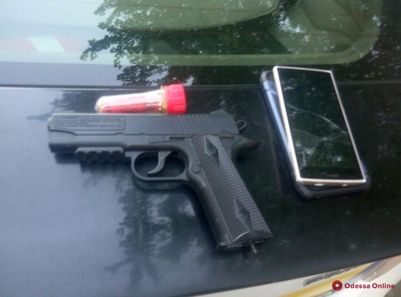 В Одессе разбойники отобрали телефон у 13-летнего подростка