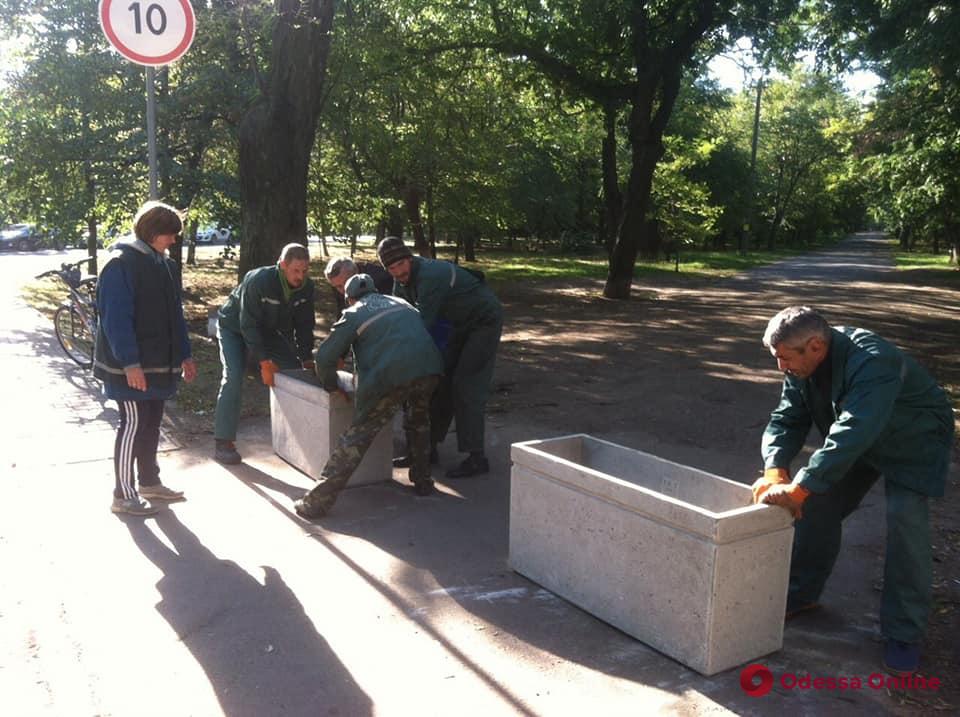 Клумбы против машин: в одесских парках устанавливают антипарковочные элементы