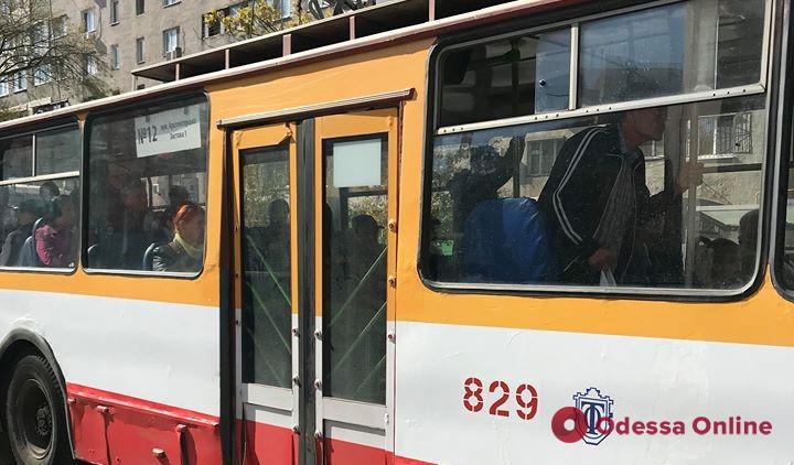 Из-за приезда иностранной делегации троллейбус превратился в ловушку для одесситов (видео)