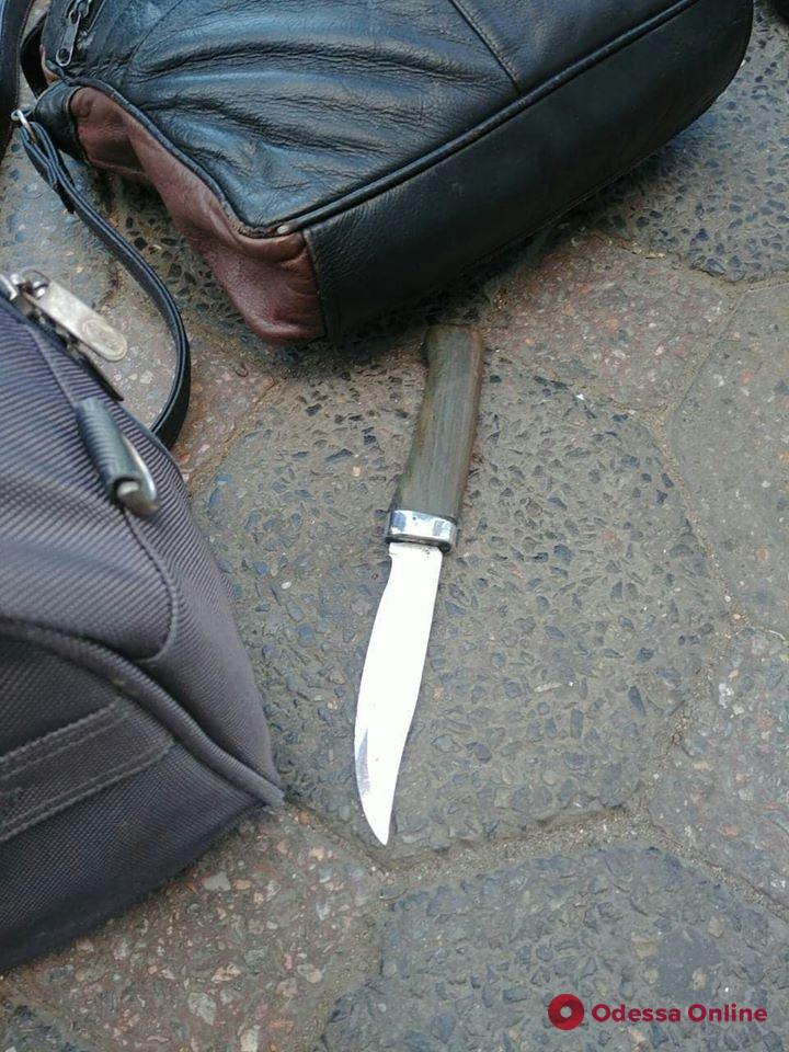 В центре Одессы рецидивист угрожал прохожим ножом