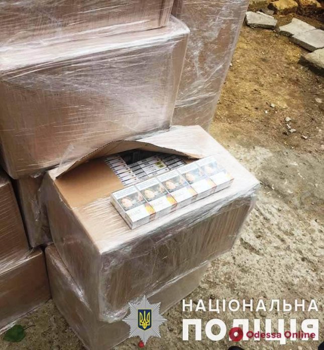 В Одессе перехватили контрабанду сигарет на полтора миллиона гривен (фото)