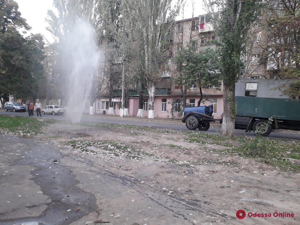 На поселке Котовского из-под земли бьет фонтан