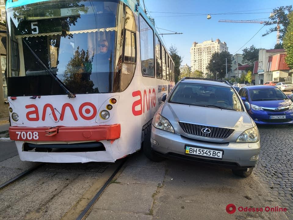 В Одессе на Французском бульваре автохам заблокировал движение трамваев