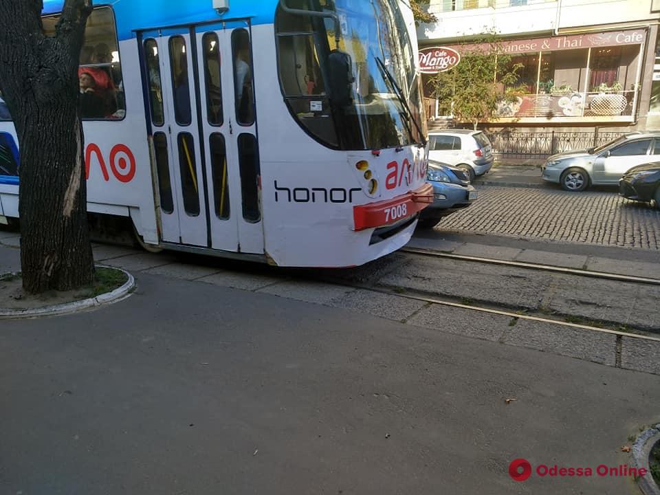 В Одессе на Французском бульваре автохам заблокировал движение трамваев
