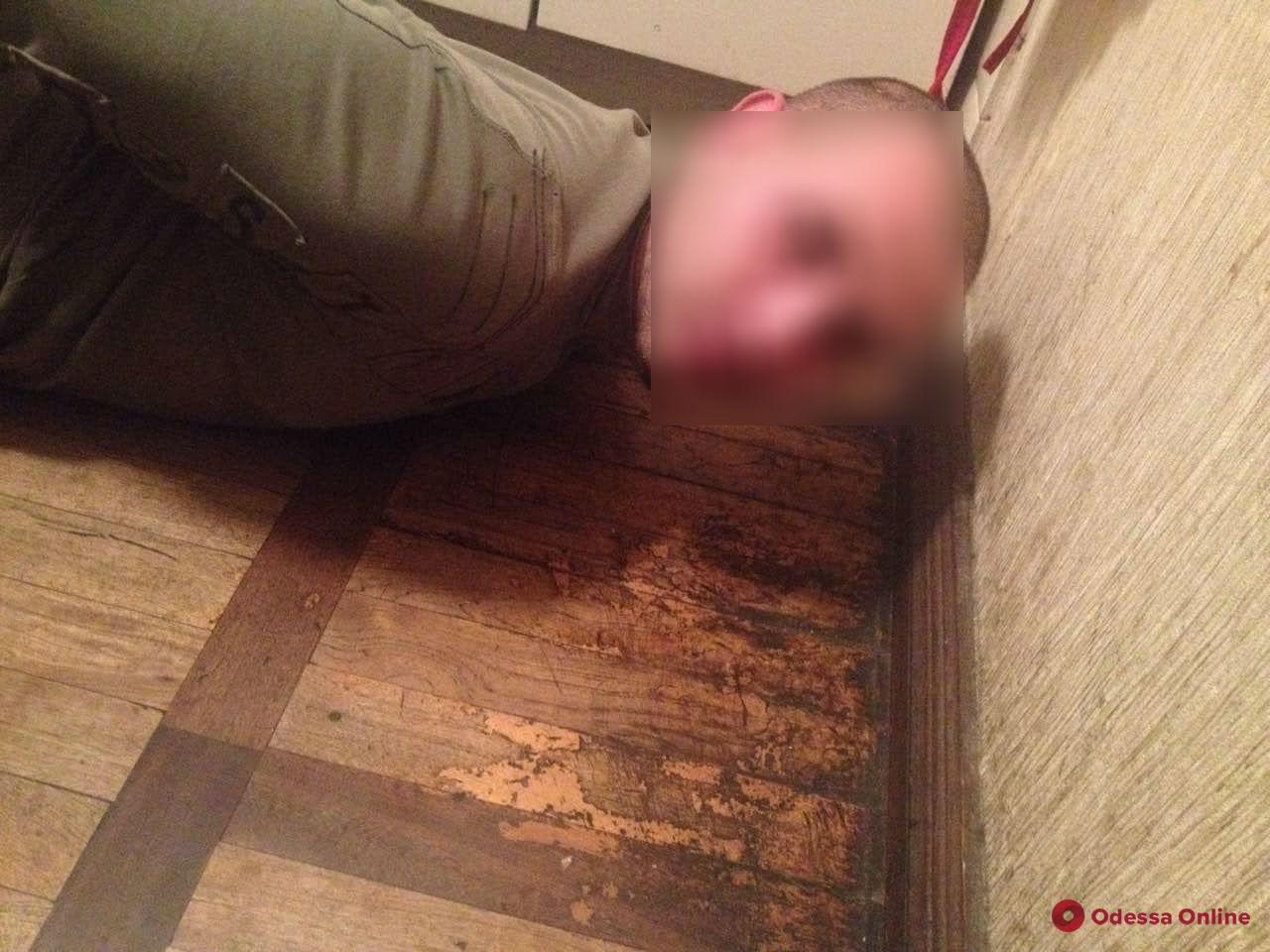 Черный вечер пятницы: в Одессе пасынок убил отчима (осторожно, фото)