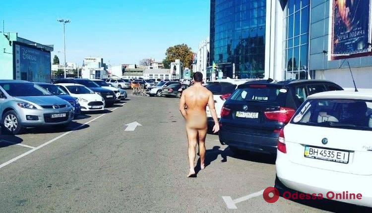 Теплая осень в Одессе: по городу гуляет голый мужчина (фотофакт)