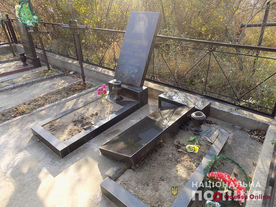 В Одесской области юные вандалы повредили памятники на кладбище