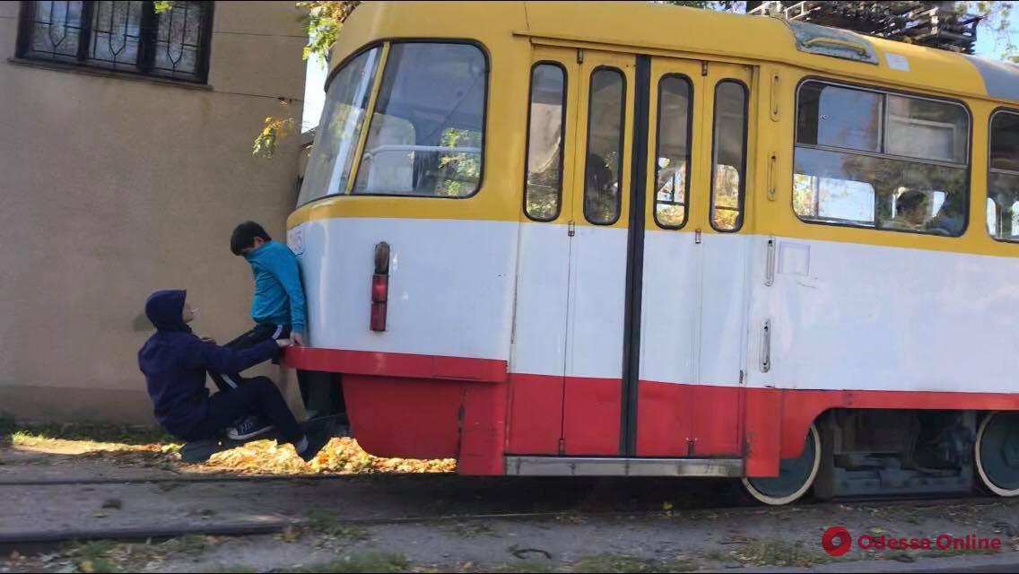 Опасное развлечение: в Одессе двое подростков катались на «хвосте» трамвая (видеофакт)