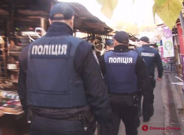 Полиция ловила нелегалов на одесских рынках (фото)