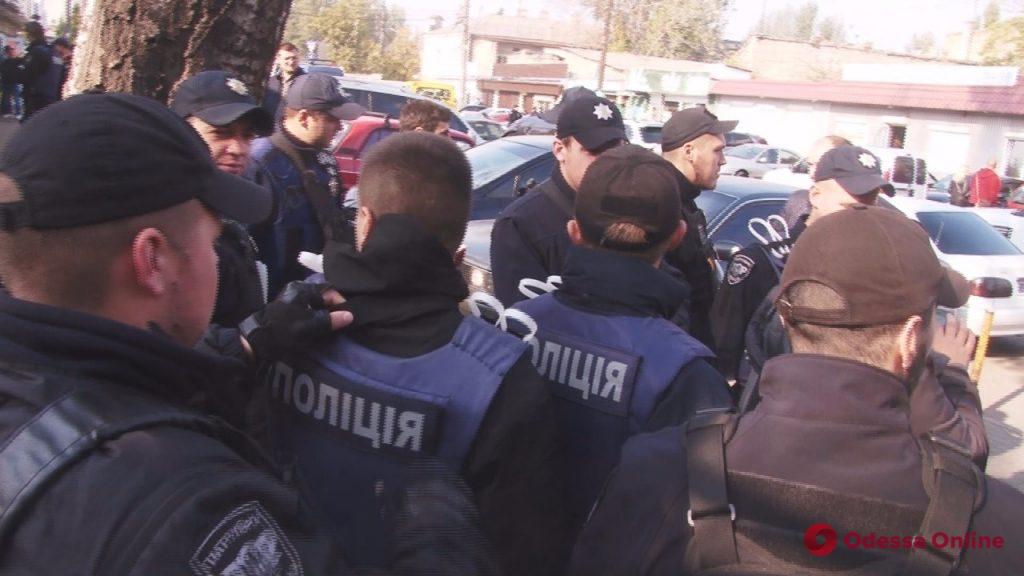 Полиция ловила нелегалов на одесских рынках (фото)