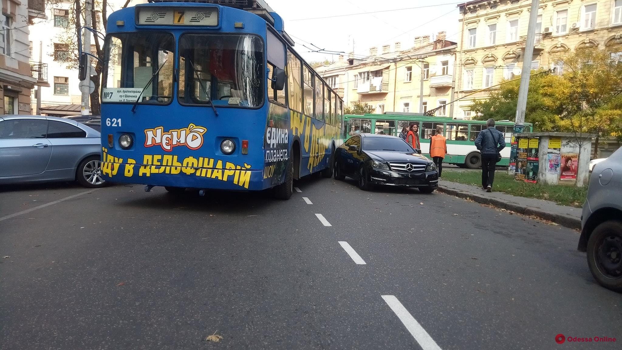 В центре Одессы автохам на Mercedes заблокировал движение троллейбусов (фото)
