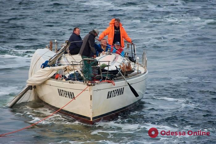 У берегов Одессы спасли экипаж терпящей бедствие яхты