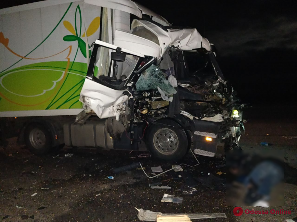 На трассе «Одесса-Киев» произошло смертельное ДТП с двумя грузовиками