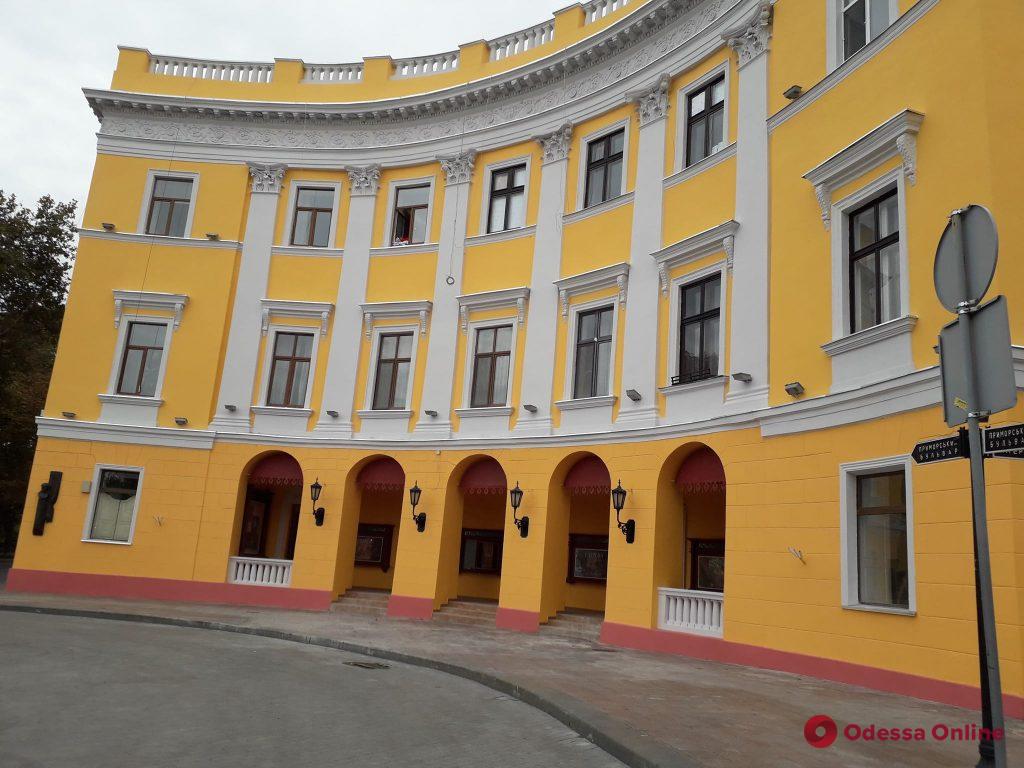 В Одессе отреставрировали второе полуциркульное здание у Дюка (фото)