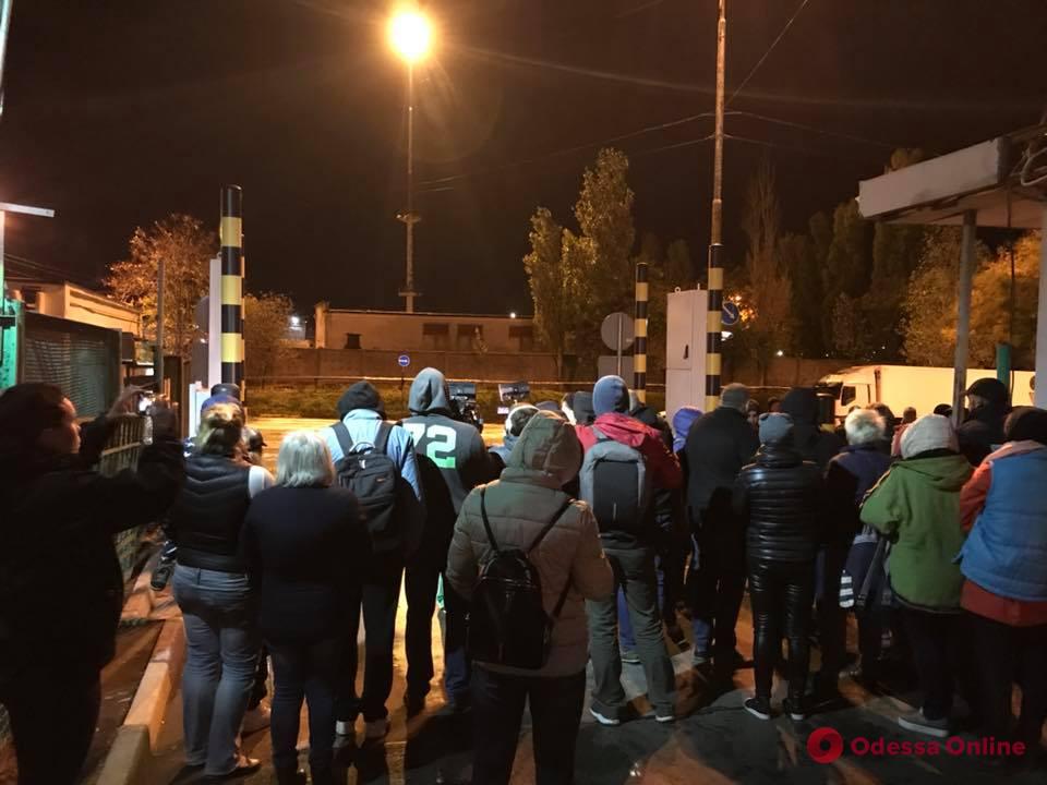 Гибнут овцы: активисты заблокировали въезд в Черноморский порт