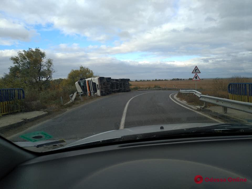 В Одесской области на мосту перевернулась фура