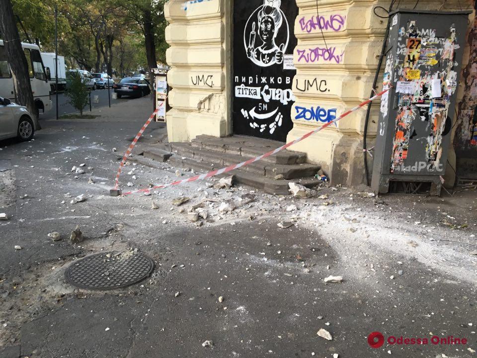 В центре Одессы обвалился фрагмент фасада здания