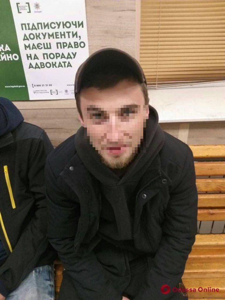 В Одессе задержали подозрительного парня с пистолетом