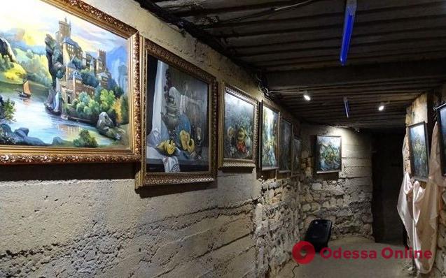 В катакомбах под Одессой открыли галерею со светящимися картинами
