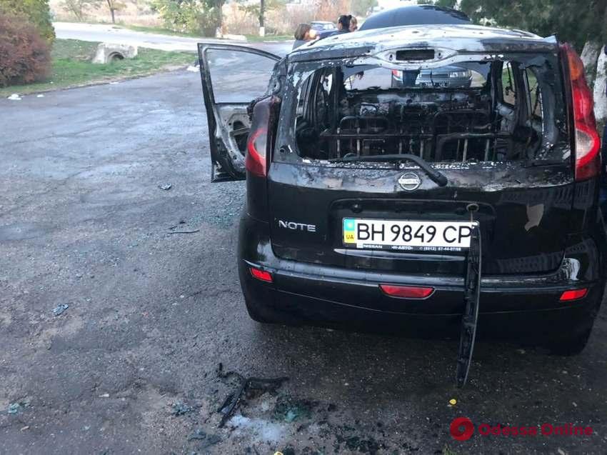 В Сычавке возле сельсовета сгорел автомобиль