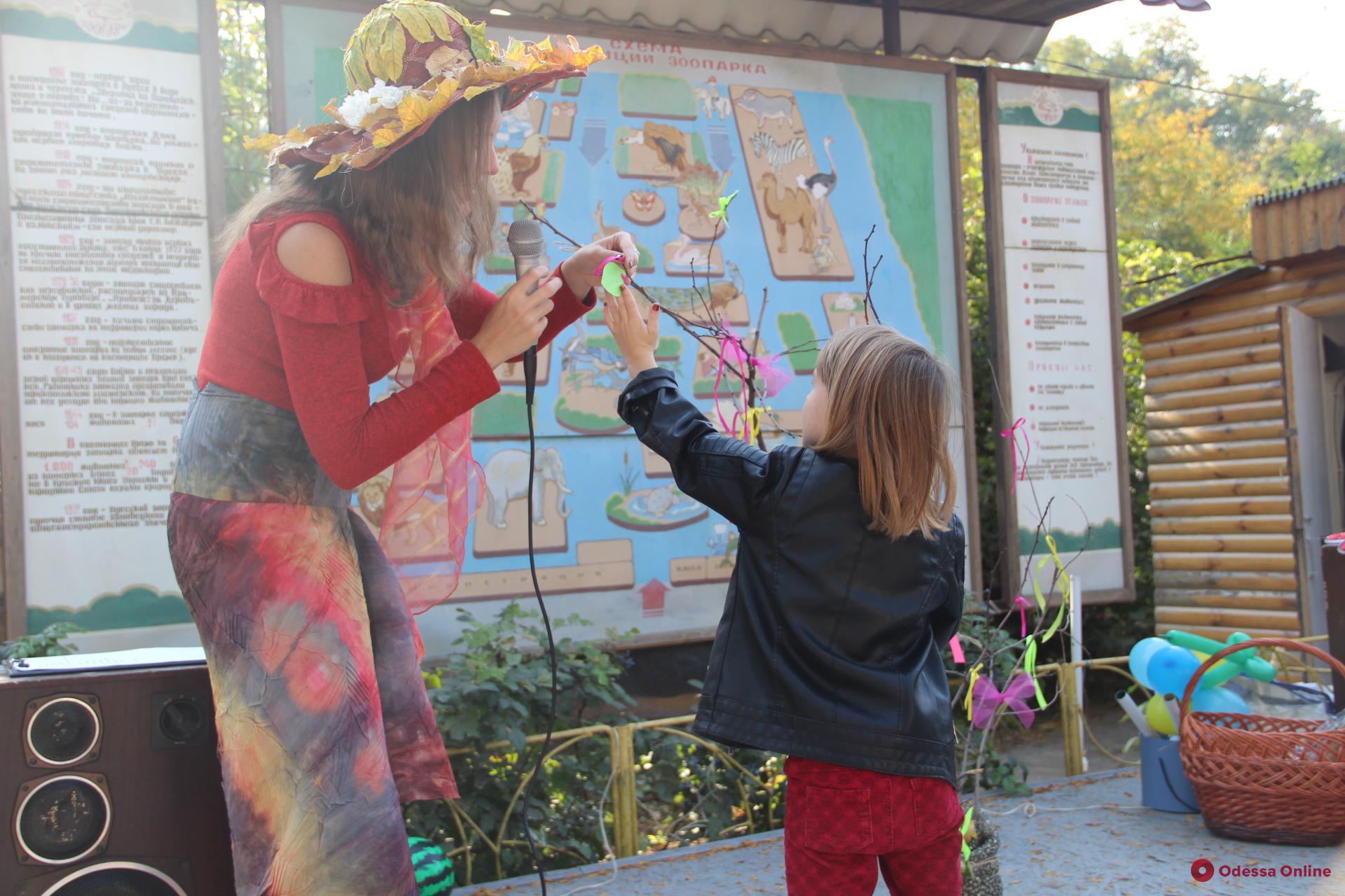 В Одесском зоопарке дети украшали осеннее дерево (фоторепортаж)