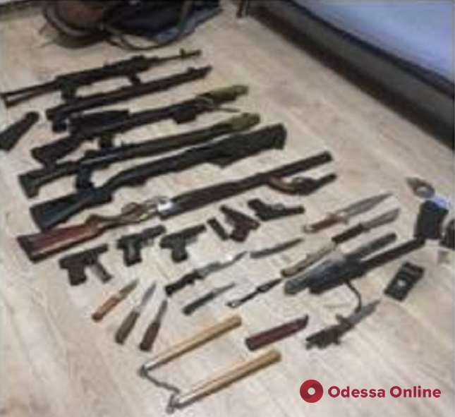 В Одессе у членов преступной группировки «забрали» арсенал оружия и наркотики (фото)