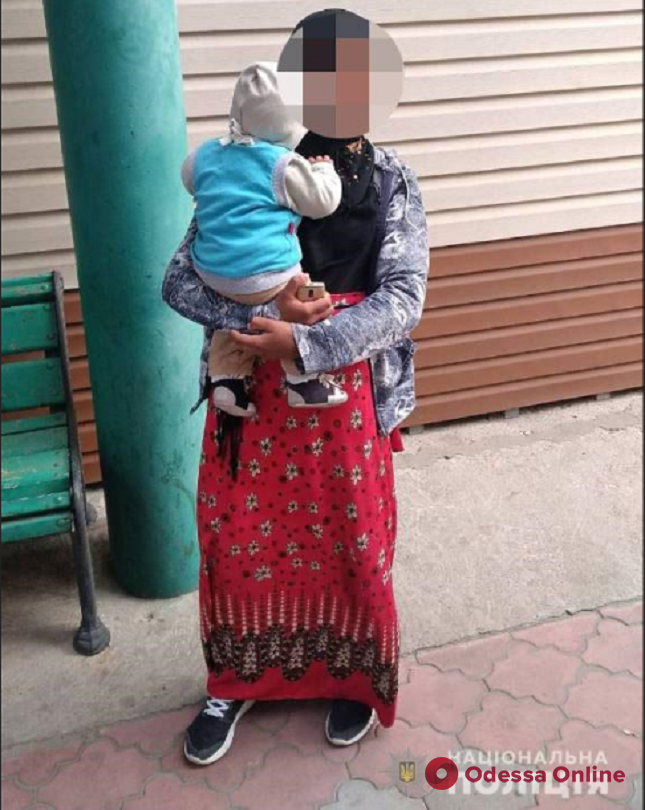 На одесском промрынке «7-й километр» иностранка попрошайничала с младенцем на руках