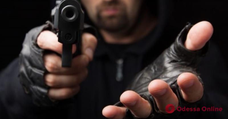 В Одессе рецидивист с пистолетом напал на 13-летнюю девочку
