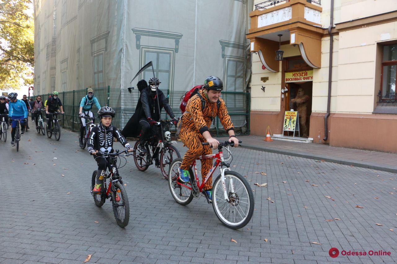 Хэллоуин близко: в Одессе прошел костюмированный велопробег