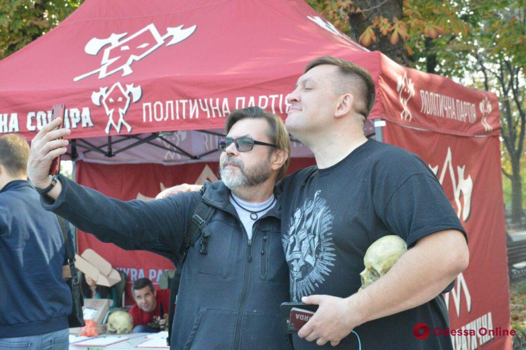 Троллинг-партия устроила сомнительный перформанс на Приморском бульваре (фото)