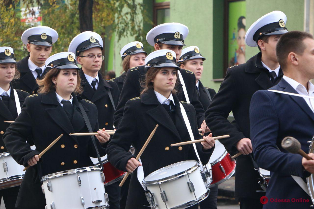 По Одессе маршировали курсанты Мореходного колледжа технического флота (фото, видео)