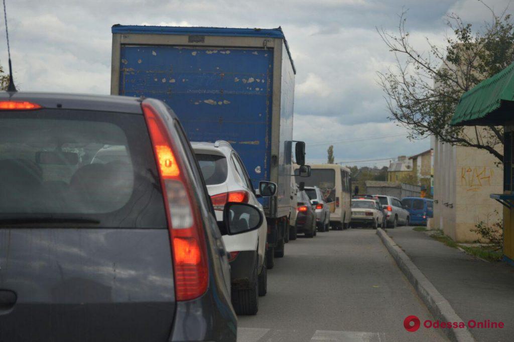 На дороге в Черноморск из-за ДТП образовалась серьезная пробка