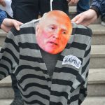 Одесса: активисты жгли файеры и повесили чучело Климова на бывший офис «Имексбанка»