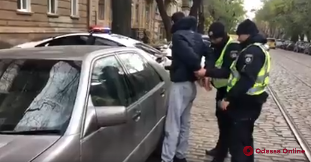 В центре Одессы львовянин пытался угнать автомобиль (видео)