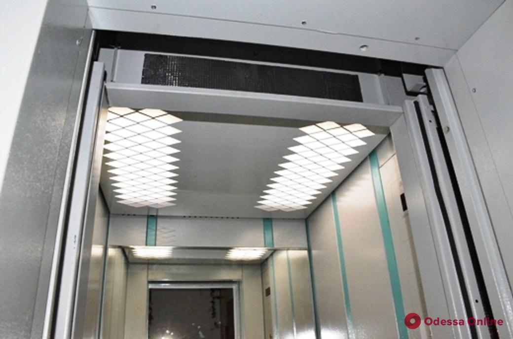 В Одессе с начала года заменили и модернизировали более пяти сотен лифтов