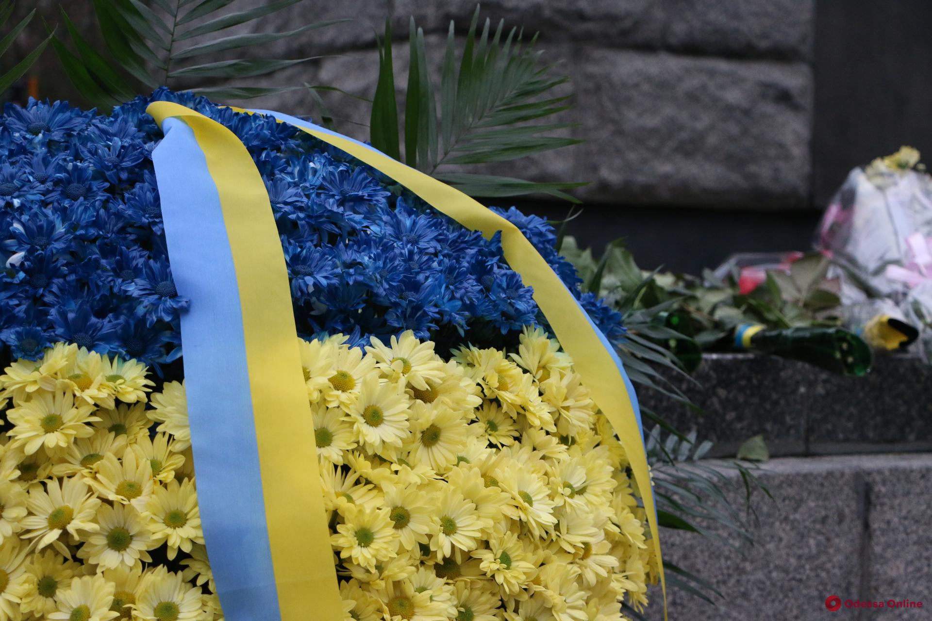 День достоинства и свободы: одесситы возложили цветы к памятнику Шевченко (фоторепортаж)