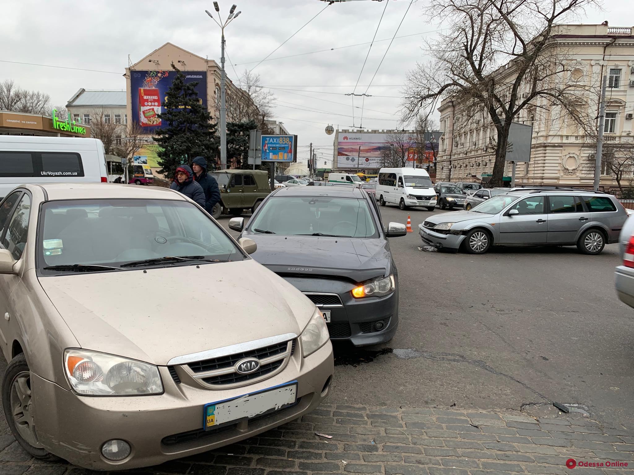 Одесса: на Привокзальной площади произошло тройное ДТП