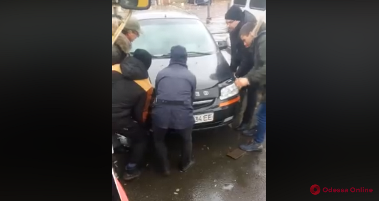 Одесситы вручную убрали машину «привозного» автохама (видео)