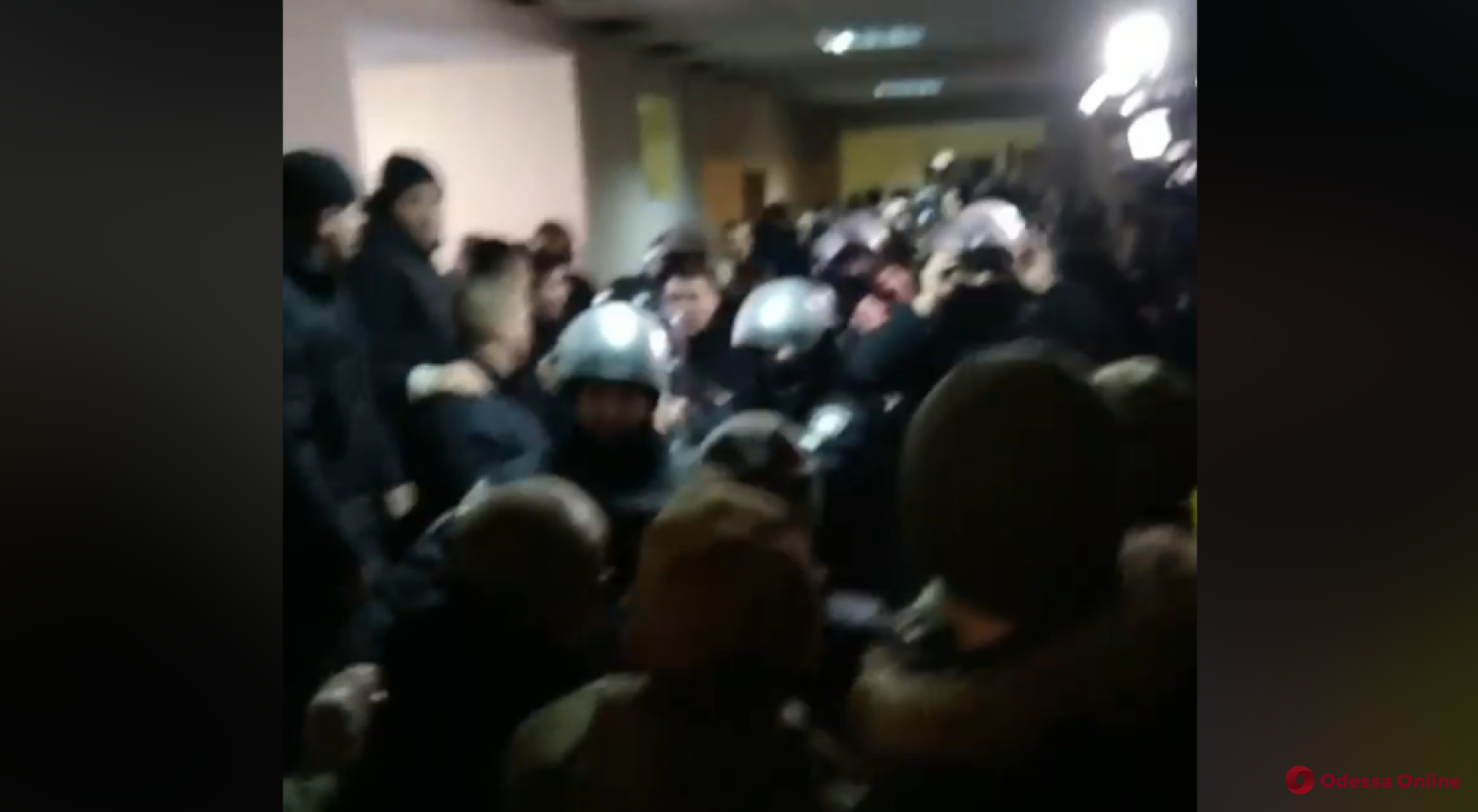 Драка в одесском суде: 49 человек доставили в отделение полиции (видео)