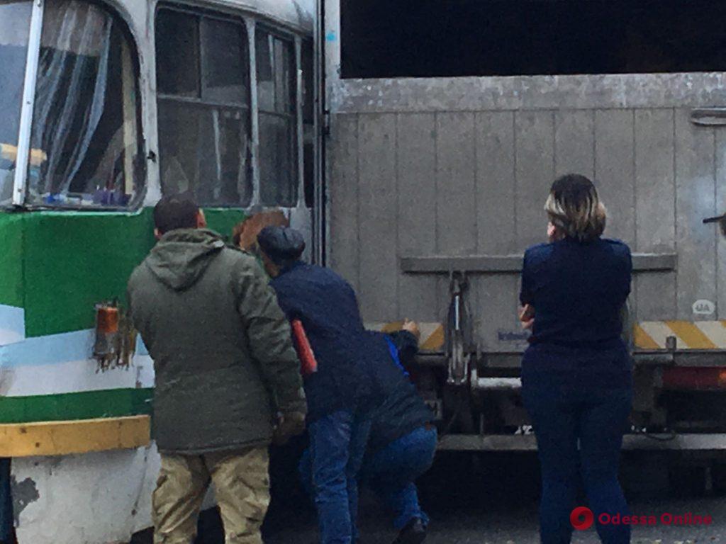 В Одессе на Старосенной площади не разъехались грузовик и трамвай