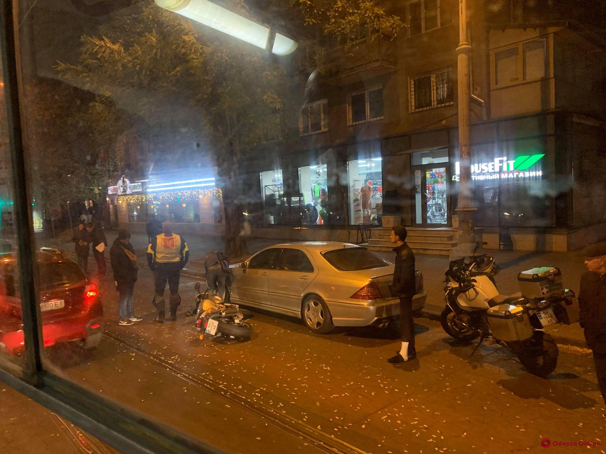 В центре Одессы столкнулись мотоцикл и легковушка
